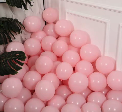 różowy balony.png